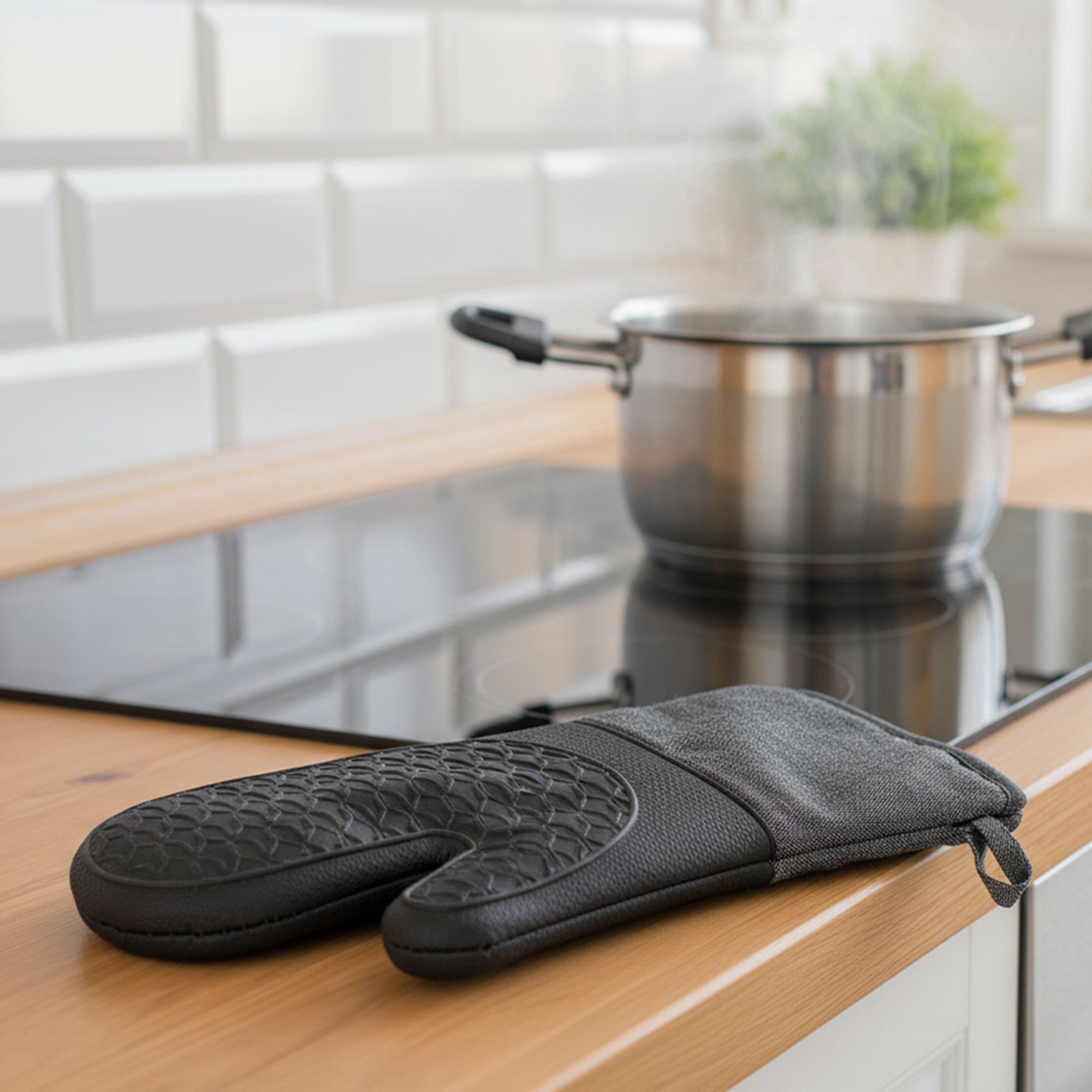 Solid Black Heat-Resistant Silicone Oven Mitt - Set of 2