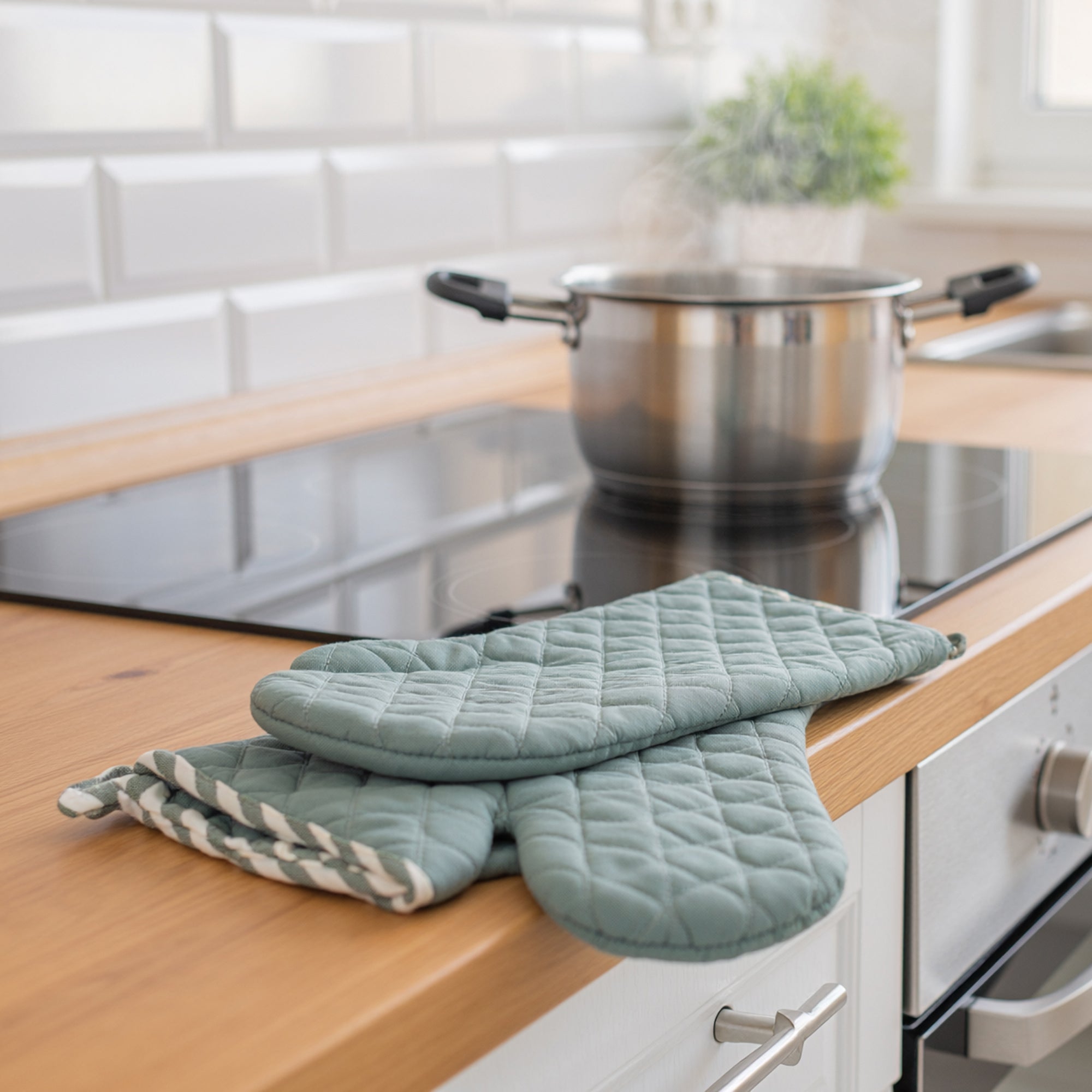 2Pc Wave-Stitched Quilted Oven Mitts – Sage - Set of 2