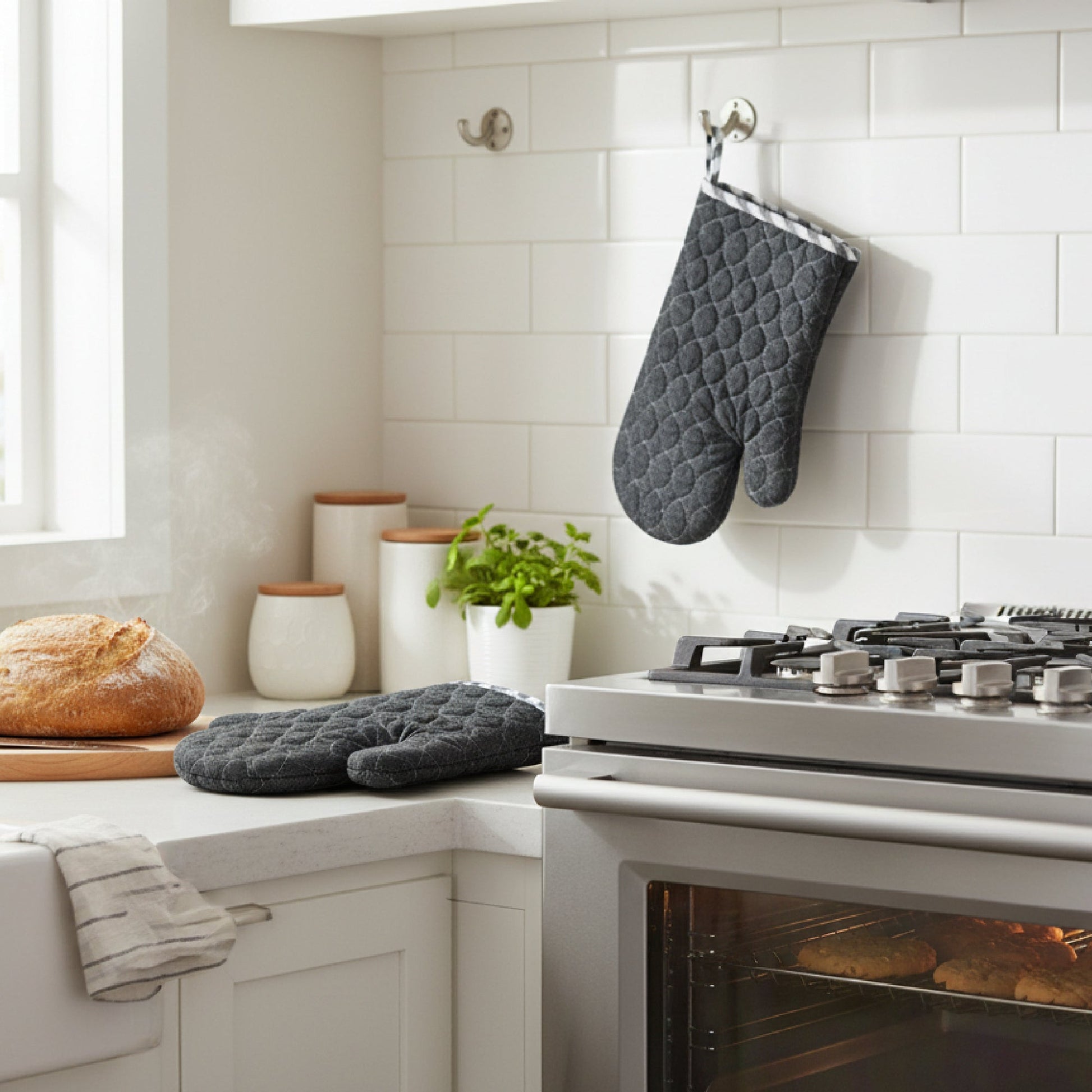 2Pc Wave-Stitched Quilted Oven Mitts – Black, Set of 2