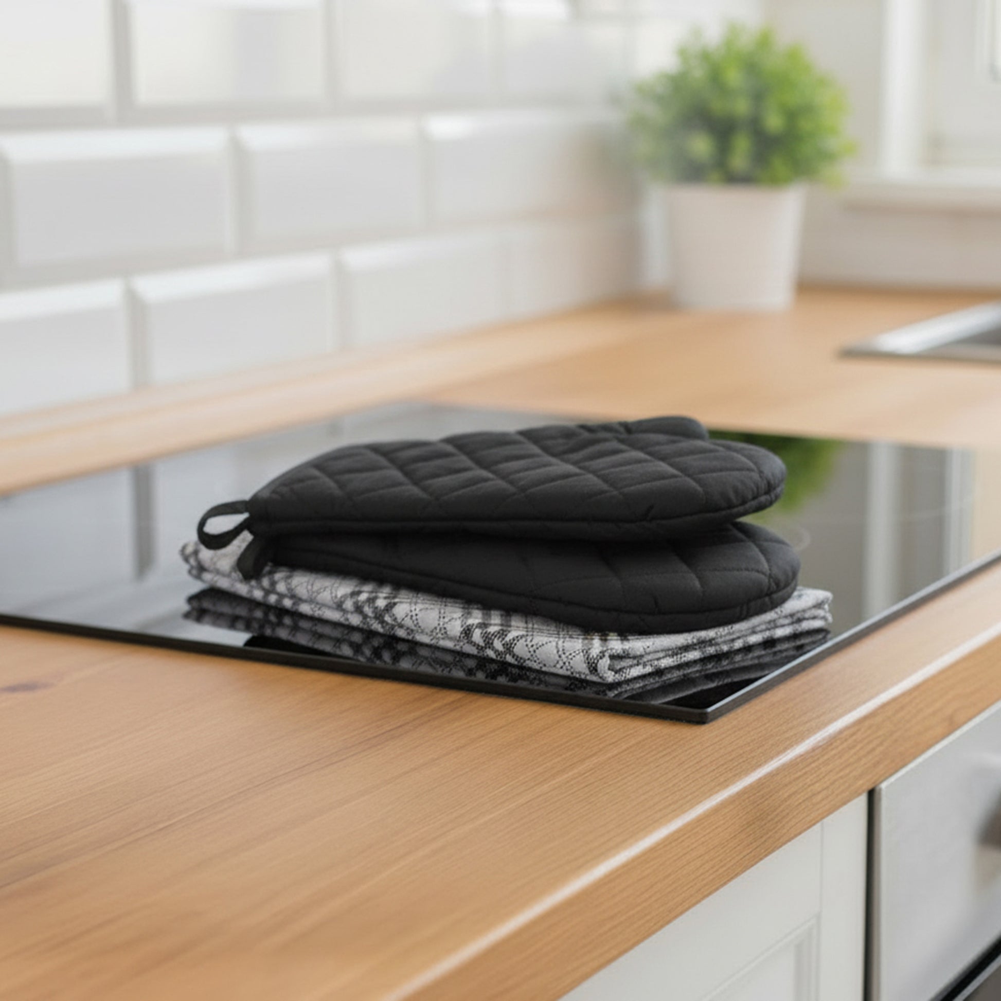 Black Trellis Print 4-Piece Kitchen Textile Set