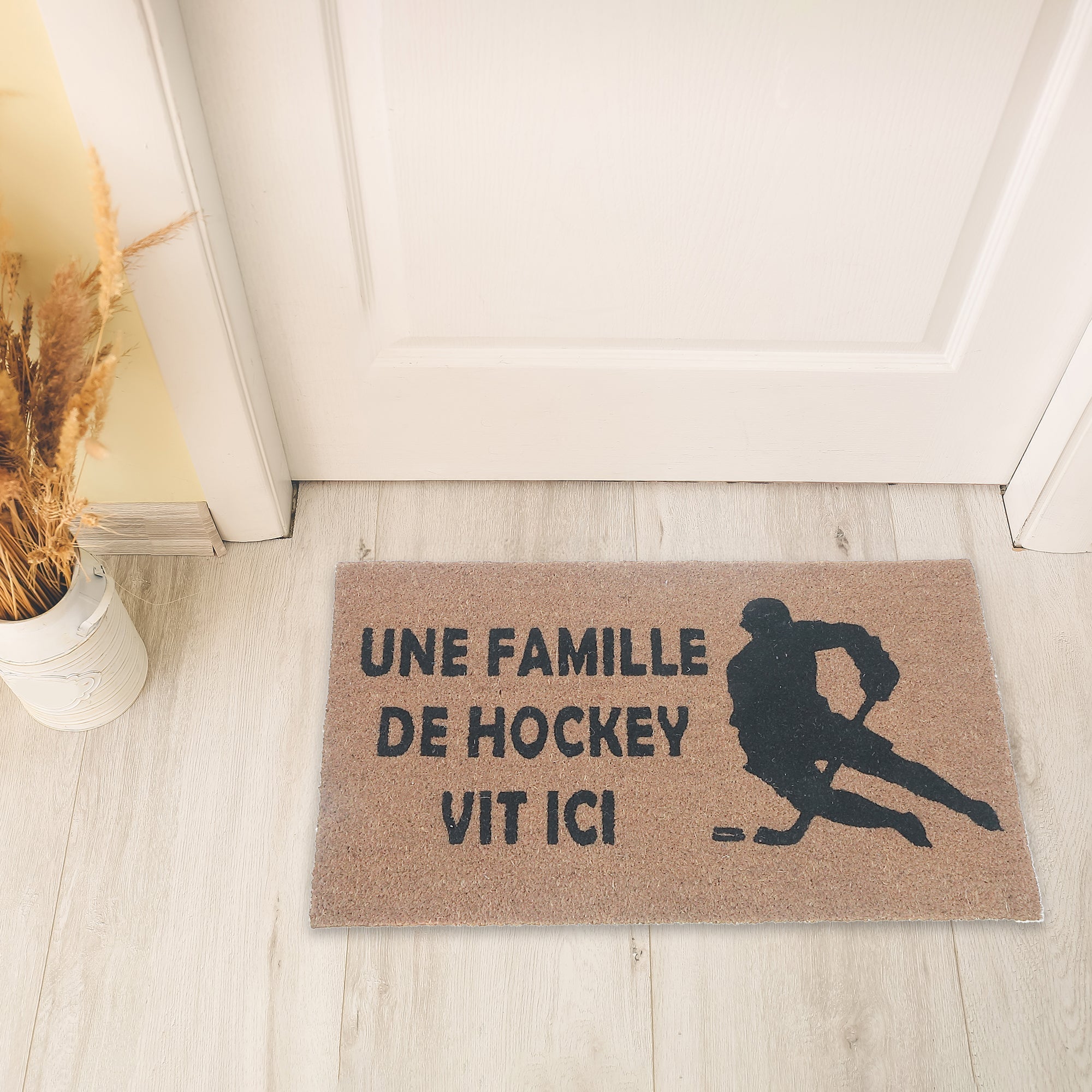 Coir Door Mat “Une Famille De Hockey Vit Ici” – Personalized Doormat, Natural Fiber
