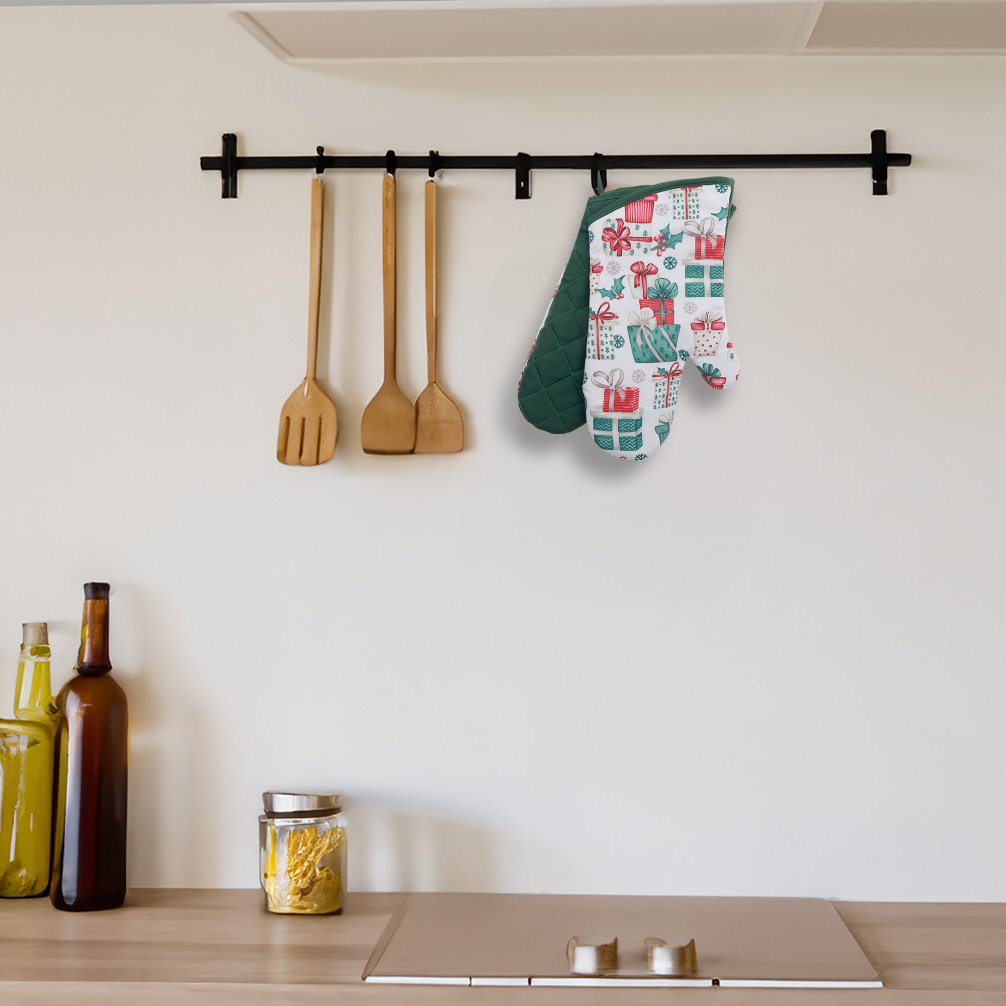 14" Oven Mitts Set of 2 Presents – Christmas Kitchen Accessory, Holiday Cooking, Festive Oven Glove