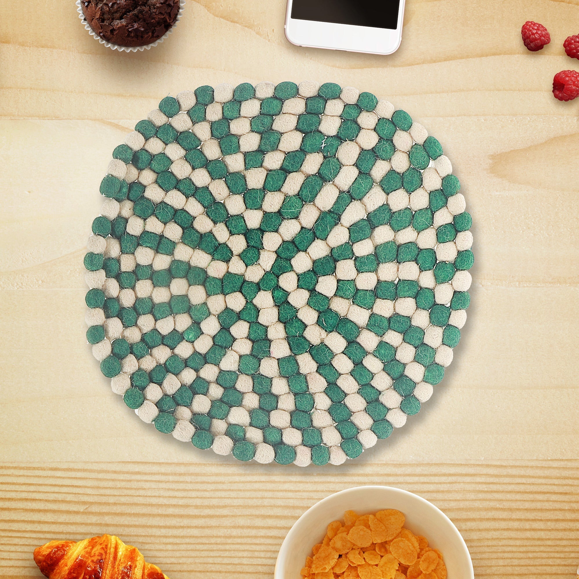 Round Felt Ball Trivet Green & Beige – Christmas Table Accessory, Holiday Kitchen Decor, Festive Hot Pad