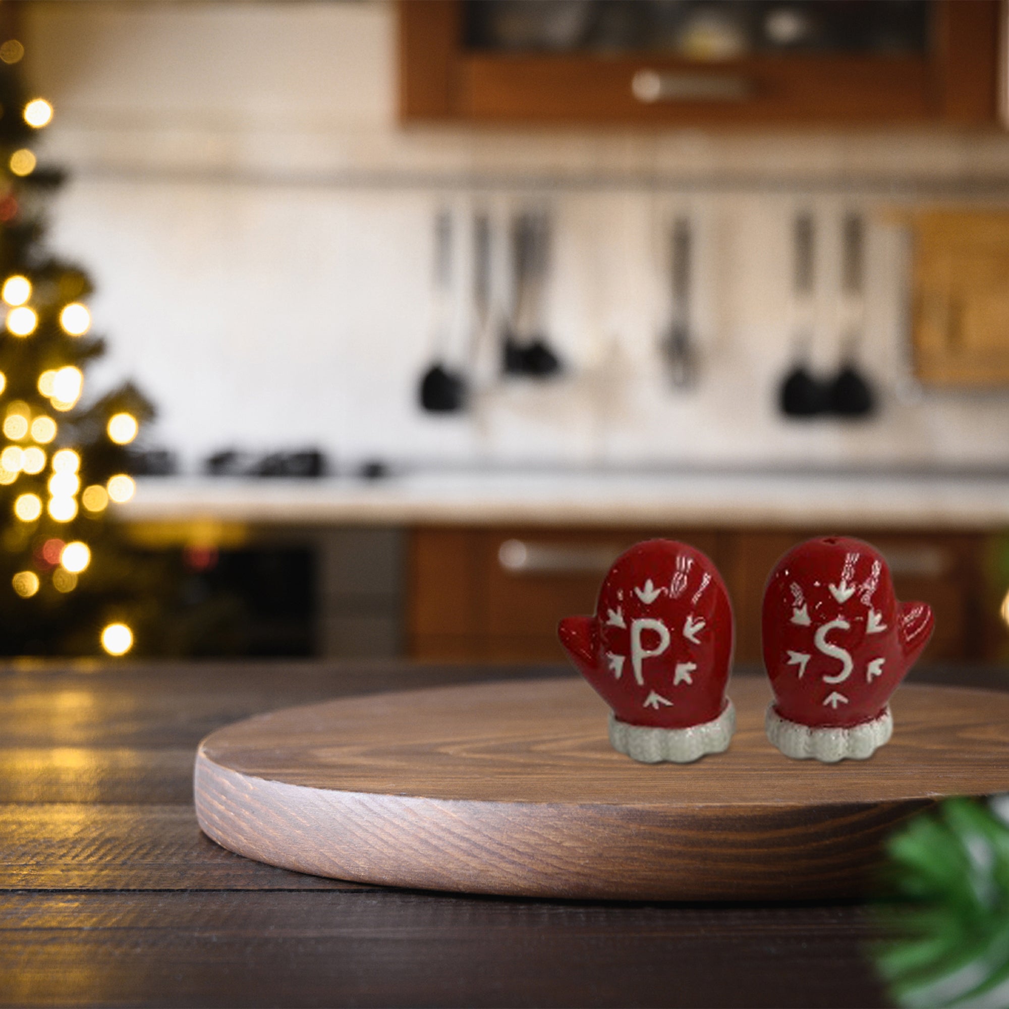 Ceramic Mittens Salt and Pepper Shaker Set of 2 – Christmas Kitchen Decor, Holiday Tabletop Accent, Festive Winter Dining Decor